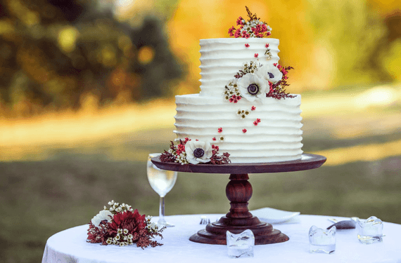 biały tort weselny z kwiatami